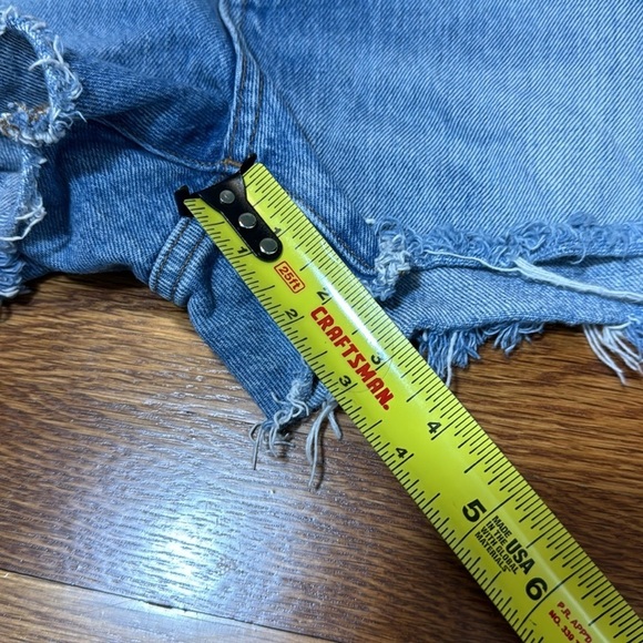 Madewell Relaxed Slouchy Cut Off Denim Shorts in Rosemount Wash Destroyed - Picture 11 of 12
